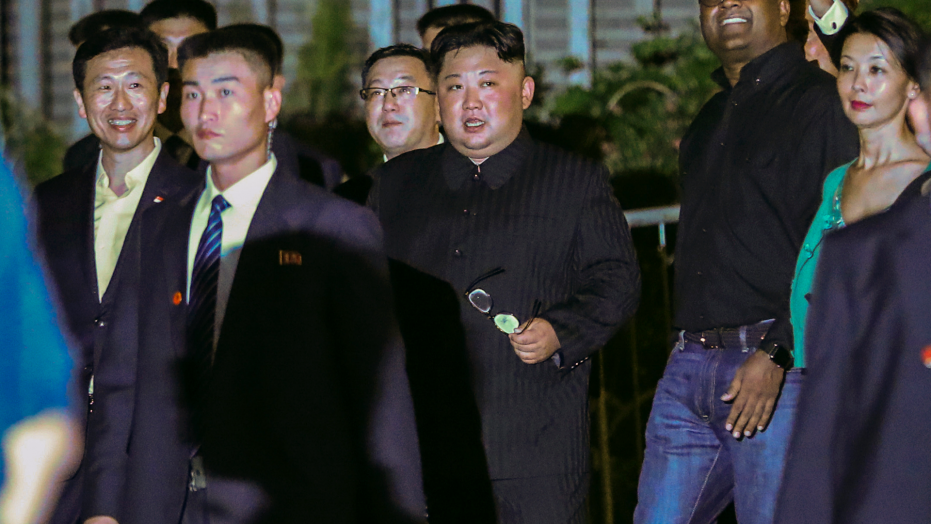 Có một vài gương mặt cực kỳ quen thuộc liên tục xuất hiện trong đội hình cận vệ của ông Kim Jong-un. Nguồn ảnh: Pinterest.