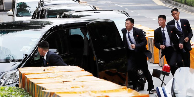 Được biết, những thành viên được giao nhiệm vụ bảo vệ ông Kim Jong-un được tuyển chọn cực kỳ khắt khe từ khảng 100.000 người thuộc Ban Bảo vệ lãnh đạo Triều Tiên (thực hiện cả nhiệm vụ bảo vệ cán bộ cao cấp). Nguồn ảnh: KBS.