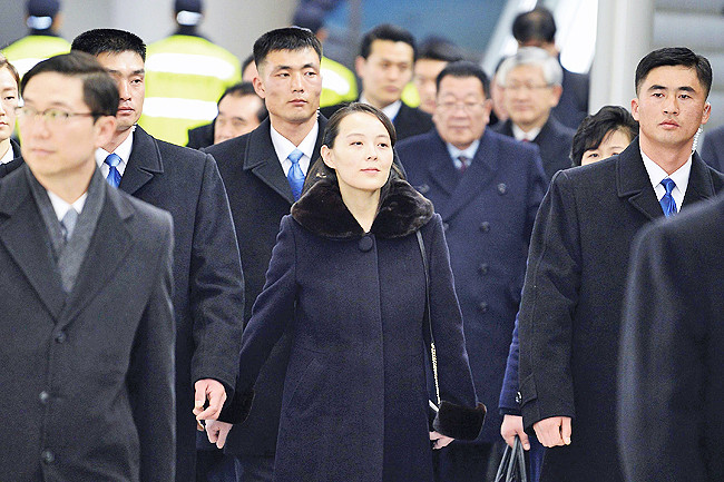 Ở thời điểm hiện thông tin về lực lượng cận vệ này của Triều Tiên còn khá ít ỏi, khi Bình Nhưỡng luôn giữ kín năng lực thực sự của đơn vị này. Trong ảnh là một đơn vị cận vệ Triều Tiên làm nhiệm vụ bà Kim Yo-jong ở Hàn Quốc, các thành viên của đơn vị luôn mặc đồ rộng để dễ dàng che dấu vũ khí bên trong. Nguồn ảnh: KBS.