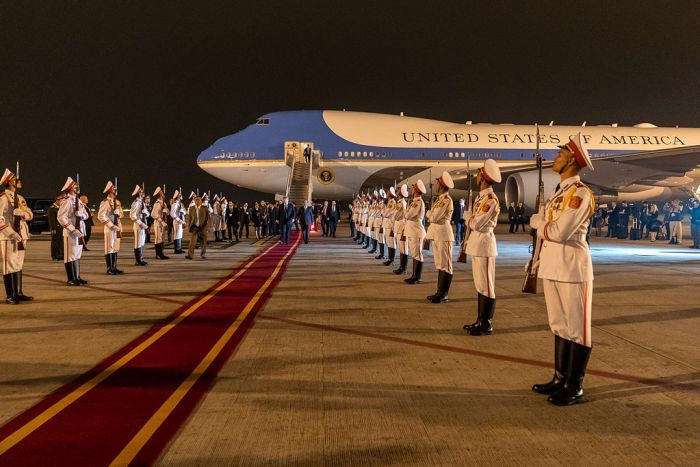 Trong lễ đón Tổng thống Mỹ Donlad Trump tại sân bay Nội Bài vào tối qua 26/2, đội danh dự của Quân đội Việt Nam đã sử dụng khẩu súng trường SKS do Liên Xô sản xuất và cung cấp cho chúng ta từ những năm 1950-1960. Khẩu súng này còn được biết tới ở Việt Nam với cái tên CKC phổ biến. Nguồn ảnh: TTXVN.