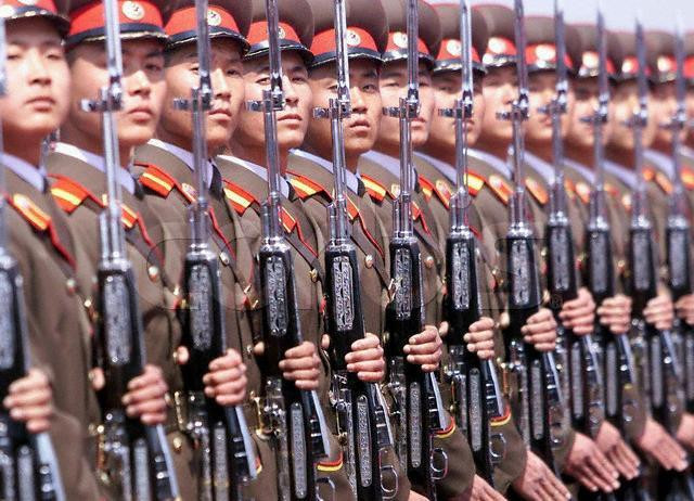 Đội danh dự của Triều Tiên thậm chí còn sở hữu khẩu SKS với hoạ tiết chạy dọc ốp tay và thân súng màu bạc tạo điểm nhấn cực kỳ độc đáo do chính nước này sản xuất. Nguồn ảnh: Survivor.