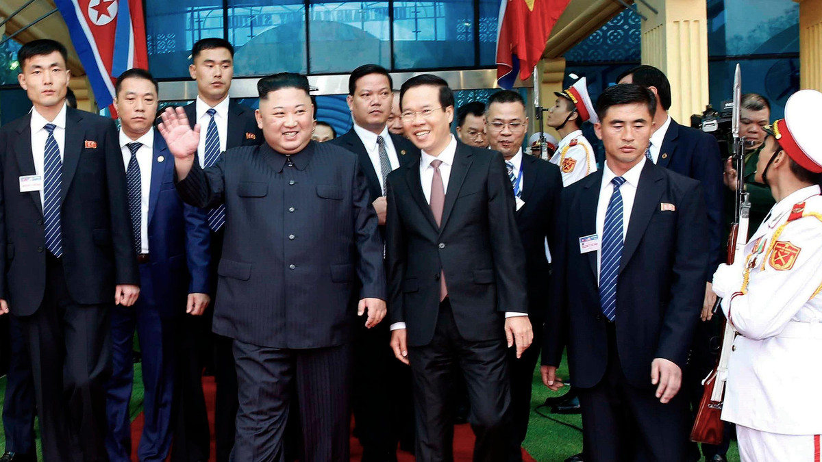 Trong ảnh, chiến sĩ đội danh dự Quân đội Nhân dân Việt Nam cầm CKC trong lễ đón Chủ tịch Kim Jong-un tại ga Đồng Đăng. Nguồn ảnh: TTXVN.