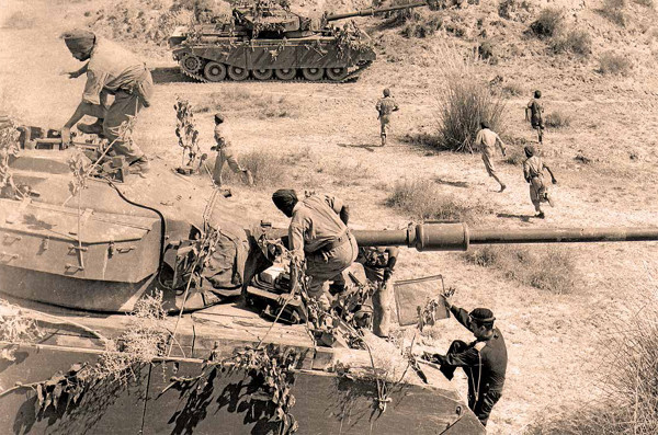 Ngày 17/12, Ấn Độ ngừng bắn, kết thúc chiến tranh Ấn Độ - Pakistan lần ba phía Ấn Độ "lãi lớn" khi giành được độc lập cho Bangladesh. Với Pakistan, cuộc chiến này là một nỗi ô nhục. Nguồn ảnh: Thearchive