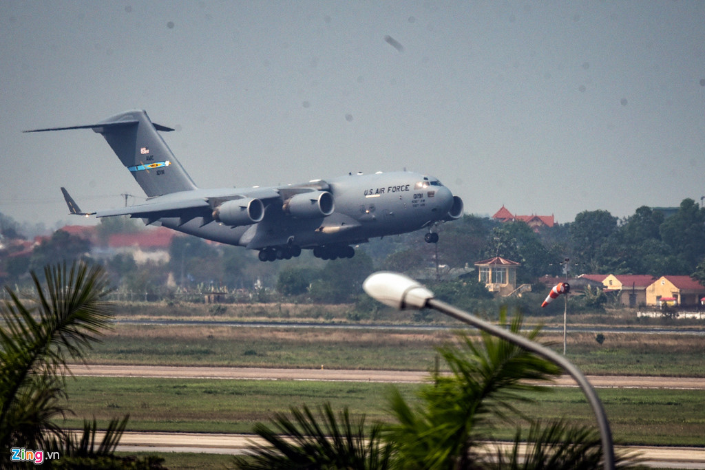 C-17 Globemaster III có thể chở theo 77 tấn hàng hóa, 102 lính dù, tối đa 134 binh sĩ, hoặc kết hợp 36 bệnh nhân và 54 bệnh nhân cấp cứu.
