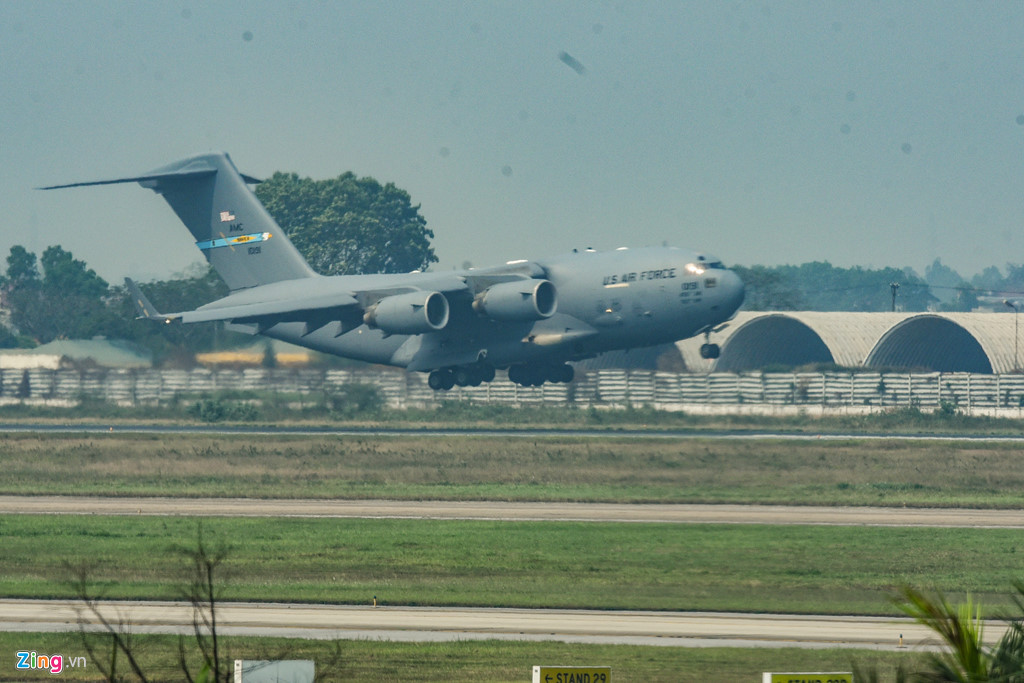 Ngoài ra, C-17 có thể chở theo 1 xe tăng chiến đấu chủ lực M1 Abrams, 3 xe bọc thép Stryker, 6 xe bọc thép nhẹ M117, 2 trực thăng và một số thiết bị quân sự khác.