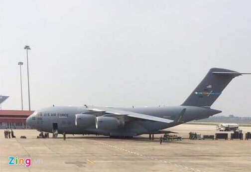 Sau khi hạ cánh, máy bay C-17 đậu tại khu ga hàng hóa của sân bay Nội Bài.