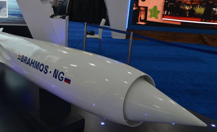 BrahMos là loại tên lửa hành trình siêu thanh do liên doanh Ấn Độ và Nga hợp tác nghiên cứu, phát triển. Loại tên lửa này có thể triển khai được từ nhiều cơ cấu khác nhau bao gồm từ mặt nước, từ tàu ngầm, từ máy bay hoặc từ cơ cấu phóng di động trên mặt đất. Nguồn ảnh: DDnational.