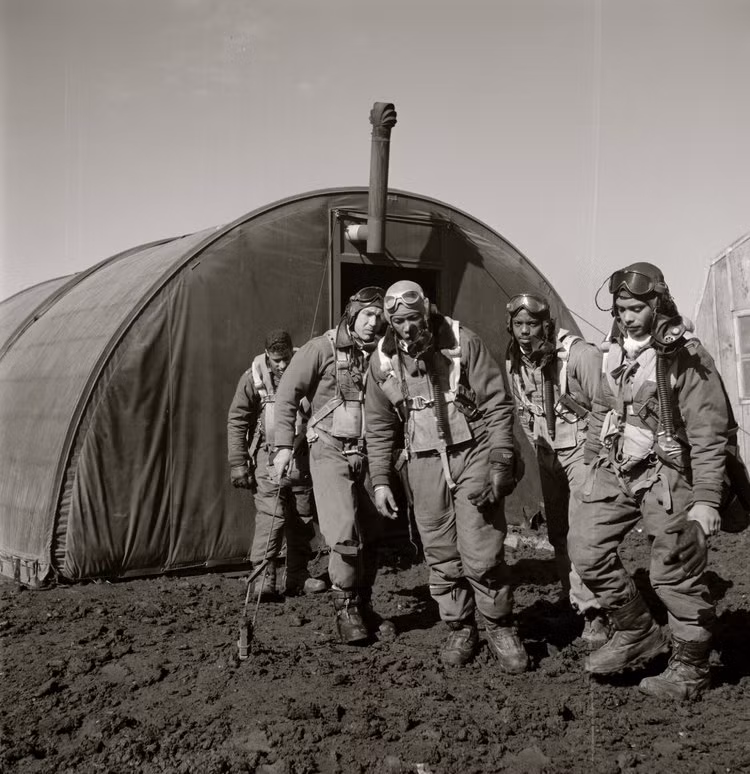 Các loại máy bay tiêm kích được không đoàn 332 này sử dụng bao gồm các loại P-51 Mustang mới nhất thời điểm bấy giờ kèm theo các loại P-39 và P-40. Nguồn ảnh: BI.