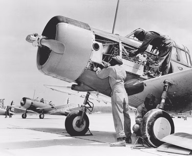 Do vấn đề phân biệt chủng tộc, toàn bộ các phi công da màu Tuskegee đều được huấn luyện tại trại Moton Field thuộc căn cứ sân bay quân sự Tuskegee - cách biệt hoàn toàn với những người đồng đội da trắng của họ. Nguồn ảnh: BI.