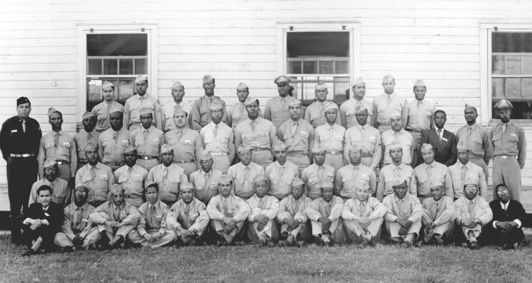 Đây là điều khá ngạc nhiên vì vào thời bấy giờ khi nạn phân biệt chủng tộc còn rất phổ biến ở Mỹ, người da màu phần lớn không được đi học đại học nhưng vẫn có nhiều người đủ trình độ và khả năng trở thành phi công. Nguồn ảnh: BI.