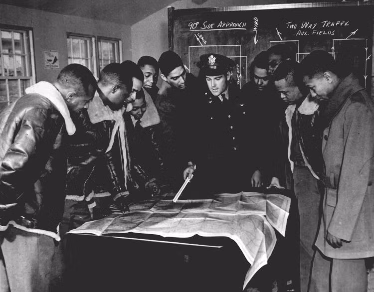 Theo đó lực lượng phi công "Tuskegee" của Lục quân Mỹ (lúc này không quân Mỹ vẫn thuộc Lục quân trước khi được tách ra vào năm 19474) trong Chiến tranh Thế giới thứ hai được biên chế cho hai Phi đoàn Tiêm kích 332 và Phi đoàn Oanh kích 477. Nguồn ảnh: BI.