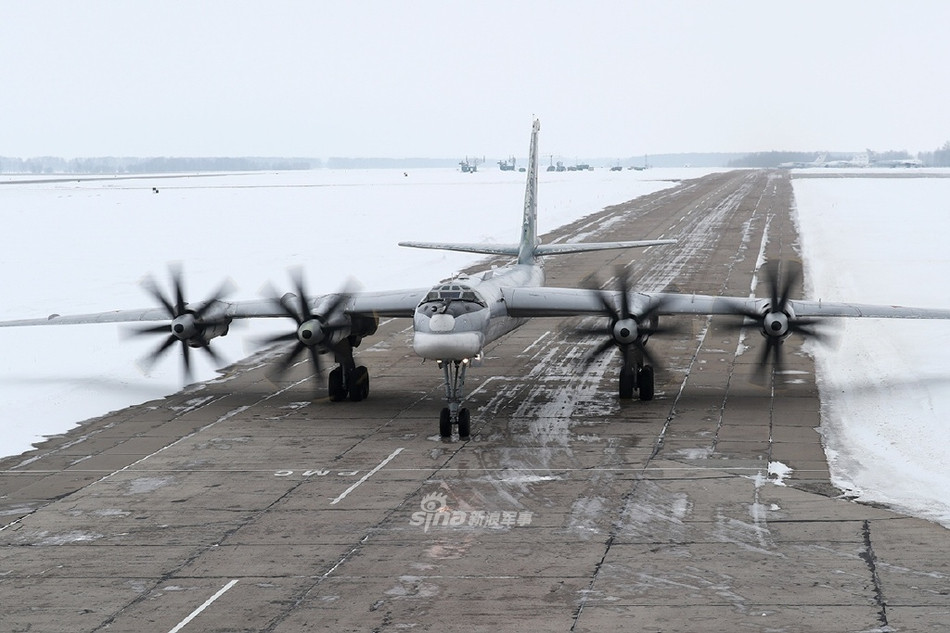 Tupolev Tu-95 là loại máy bay ném bom và mang tên lửa chiến lược thành công nhất trong lịch sử Không quân Liên Xô/Nga. Chuyến bay đầu tiên của loại máy bay này đã được thực hiện từ cuối năm 1952 dưới thời Liên Xô và tới nay, Tu-95 vẫn tiếp tục được phục vụ Không quân Nga. Nguồn ảnh: Sina.