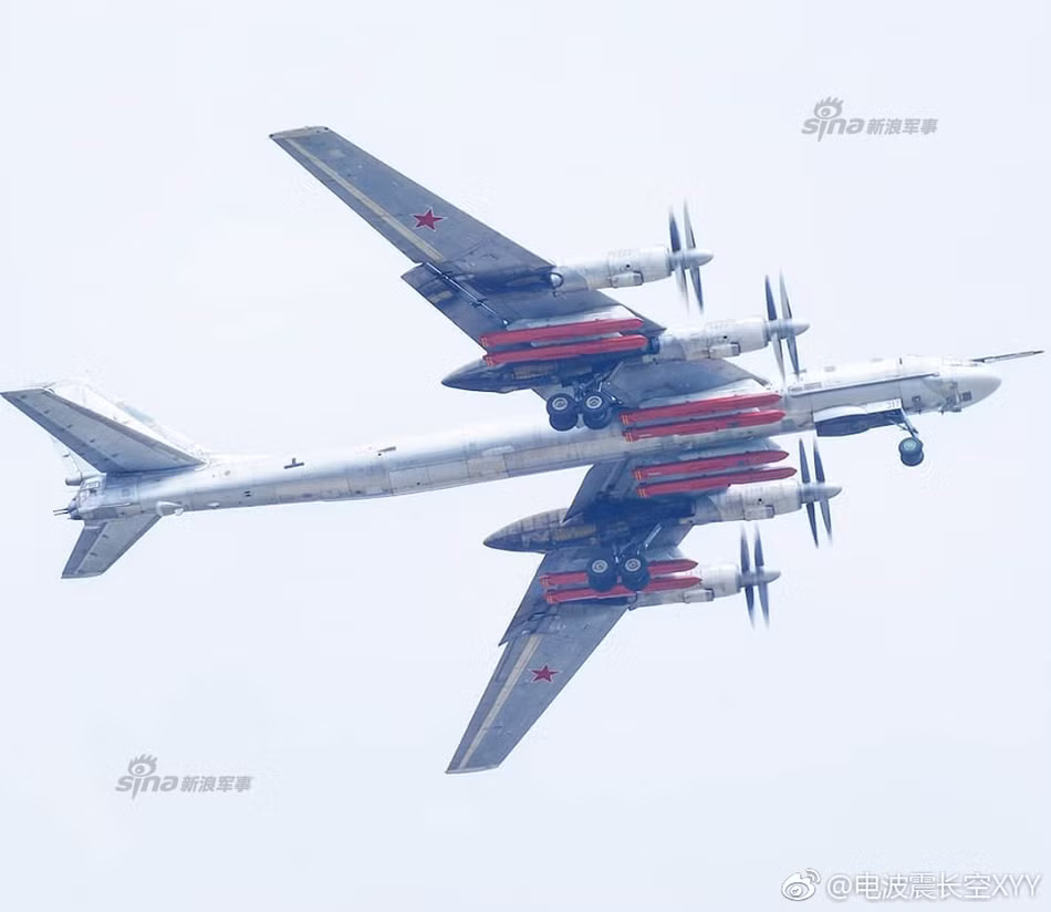 Tu-95 có tốc độ tối da 925 km/h, máy bay được trang bị 4 động cơ cánh quạt kép với tầm bay tối đa 15.000 km và trần bay 12.000 mét. Nguồn ảnh: Sina.