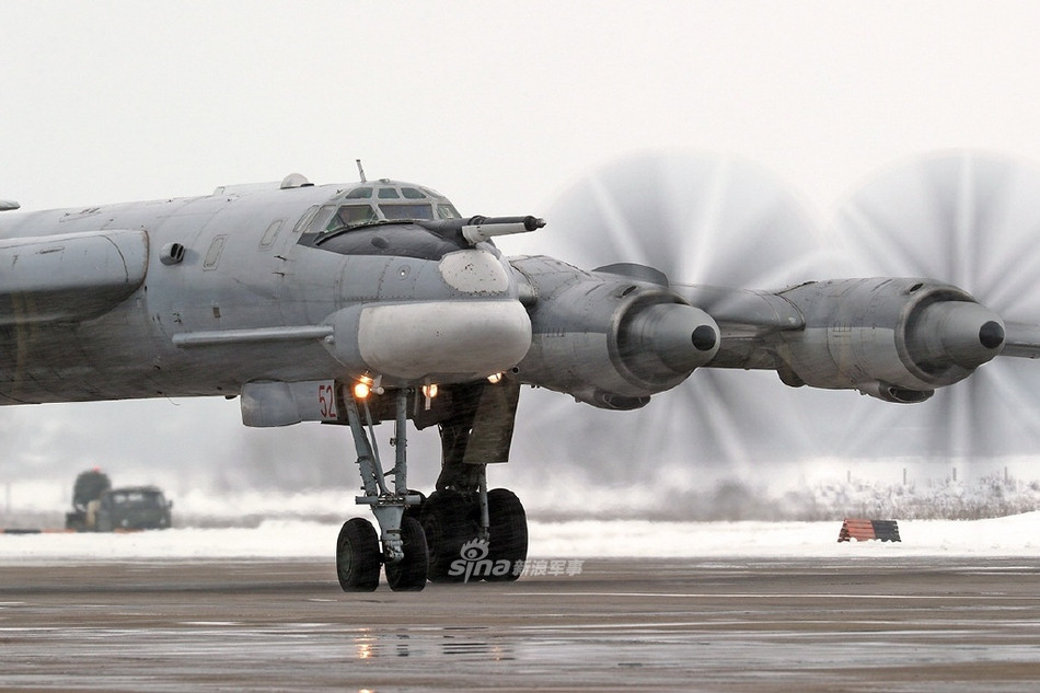 Trả lời về việc các máy bay tiêm kích của Nhật có ý định tiếp cận với Tu-95 của Nga, phía Nga cho biết những máy bay ném bom chiến lược này hoàn toàn không di chuyển một mình mà có cả các chiến đấu cơ Su-35S hộ tống. Nguồn ảnh: Sina.