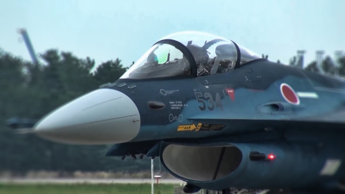 Hiện tại Lực lượng Phòng vệ Trên Không Nhật Bản đang được trang bị 90 chiếc. Khác với F-16 vốn là loại tiêm kích khá rẻ tiền, F-2 lại có chi phí cực kỳ đắt đỏ, lên tới 108 triệu USD mỗi chiếc (theo tỷ giá năm 2004). Nguồn ảnh: Pinterest.