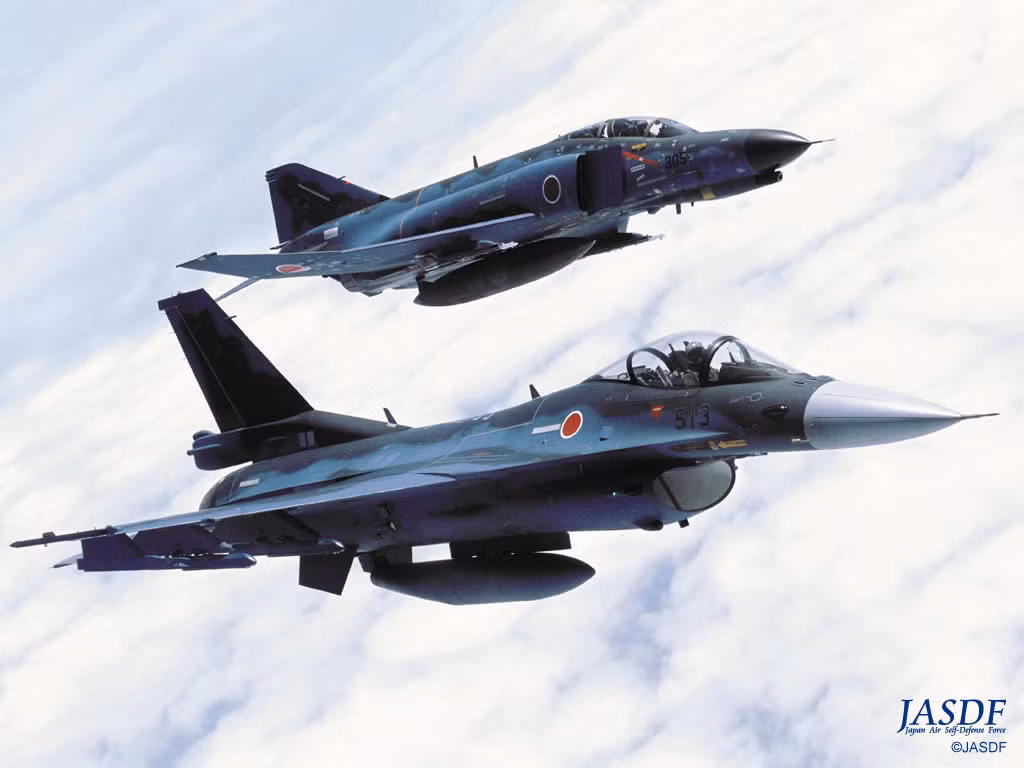 Có tên đầy đủ là Mitsubishi F-2, đây là loại tiêm kích do Nhật Bản và Mỹ hợp tác sản xuất dựa trên thiết kế của tiêm kích hạng nhẹ F-16. Theo thoả thuận, phía Nhật sẽ sản xuất 60% còn 40% còn lại do phía Mỹ sản xuất và chuyển tới cho Nhật lắp ráp. Nguồn ảnh: JASDF.
