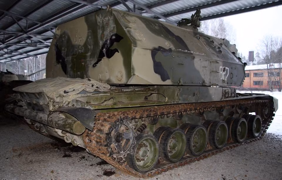 Toàn bộ kết cấu vũ khí này được đặt trên khung gầm của khẩu pháo tự hành 2S19 Msta. Ngoài vũ khí chính là hệ thống laser, khẩu pháo tự hành này còn được trang bị vũ khí phụ bao gồm một khẩu súng máy 12,7mm gắn ở trên nóc tháp pháo. Nguồn ảnh: G'nPanzer.