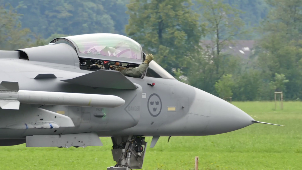 Tờ Business Insider của Mỹ vừa trích tuyên bố của Thụy Điển cho biết, chiến đấu cơ hiện đại nhất của nước này Saab Gripen E có thừa khả năng đánh bại mọi loại tiêm kích dòng Sukhoi, bao gồm cả Sukhoi Su-57 dòng chiến đấu cơ tàng hình đầu tiên của Nga. Nguồn ảnh: JAS.