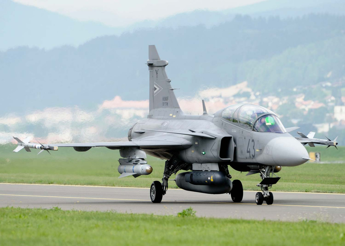 Theo đó, với khả năng tác chiến điện tử vượt trội, các tiêm kích Gripen dù không tàng hình vẫn sẽ khiến đối phương khó có thể tấn công được do nó áp chế điện tử quá mạnh, làm mù các hệ thống vũ khí, dẫn đường của địch. Nguồn ảnh: JAS.