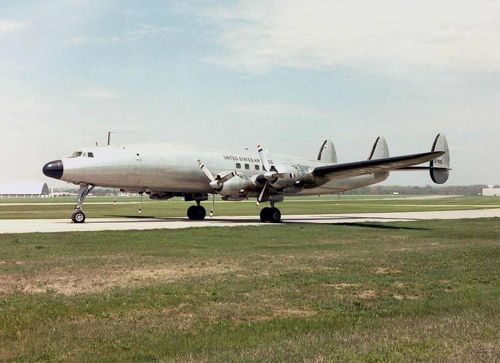 Tuy nhiên cái tên "Không Lực Một" phải mãi tới năm 1959 mới được ra đời. Trước đó, máy bay của Tổng thống mang tên Air Force 8610 và đã lưu thông cùng một vùng trời với chiếc Eastern Airlines cũng có số hiệu 8610 và dẫn tới nhiều phiền toái cho Không lưu. Chiếc C-121 của Tổng thống Dwight D. Eisenhower là chiếc máy bay đầu tiên của Tổng thống Mỹ được gọi với cái tên Không Lực Một. Nguồn ảnh: USAF.