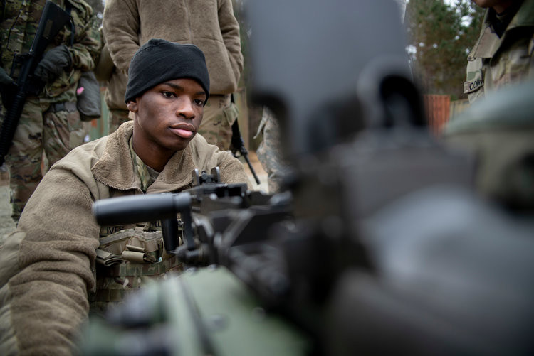 Do có động năng quá lớn, toàn bộ các loại súng sử dụng cỡ đạn này đều được sử dụng với mục đích phá nhiều hơn là xuyên. Khi bắn vào cơ thể người, một viên đạn 12,7mm sẽ có sức công phá đủ để nạn nhân tử vong ngay lập tức. Nguồn ảnh: BI.