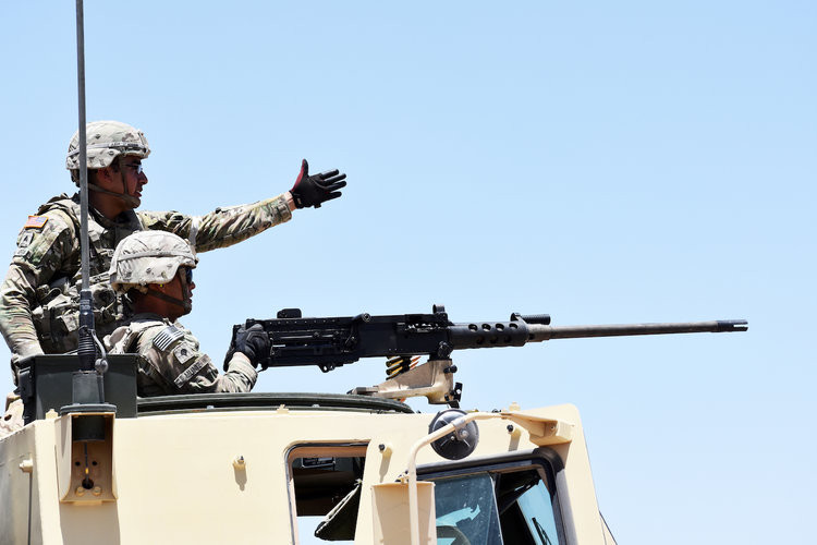 Tuy nhiên trên thực tế, cỡ đạn .50 Cal này được Quân đội Mỹ xếp chung vào nhóm vũ khí bị hạn chế hoặc bị cấm sử dụng để chống lại con người, cùng danh mục với khí độc và mìn nhựa. Nguồn ảnh: BI.