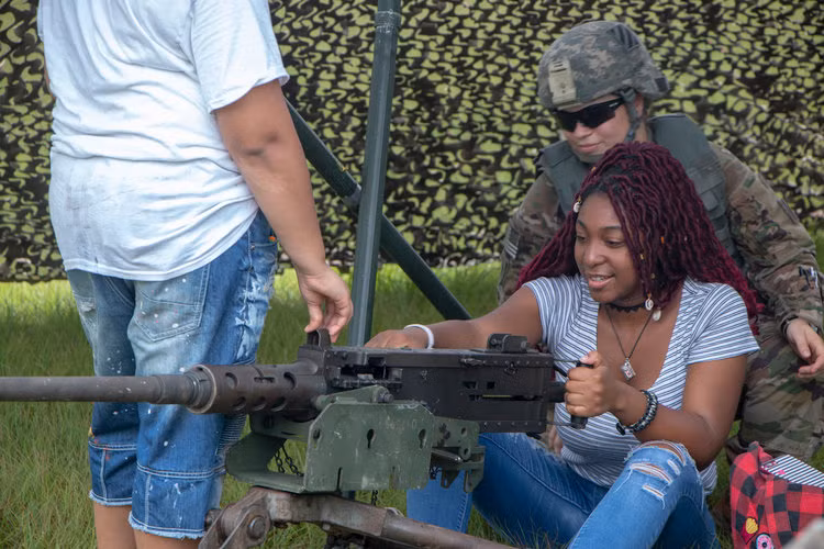 Cỡ đạn .50 Cal có kích cỡ đầy đủ là 12,7x99mm, đây cũng là cỡ đạn 12,7mm chuẩn của NATO. Về cơ bản đây là cỡ đạn lớn, động năng cực mạnh nhưng đi kèm theo đó là độ giật khá khó chịu đối với các xạ thủ súng máy lẫn lính bắn tỉa. Nguồn ảnh: BI.