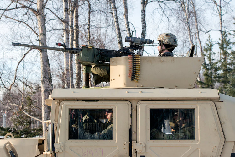 Tuỳ từng nhà sản xuất và trọng lượng của viên đạn mà động năng của cỡ đạn này sẽ từ 18.000 cho tới 20.195 Jun. Với động năng như thế này, viên đạn .50 Cal sẽ có khả năng tiêu diệt rất nhiều loại mục tiêu bao gồm cả xe cơ giới của đối phương hoặc đục thủng những bức tường có độ dày lên tới 15 cm. Nguồn ảnh: BI.