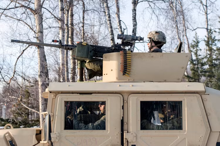 Tuỳ từng nhà sản xuất và trọng lượng của viên đạn mà động năng của cỡ đạn này sẽ từ 18.000 cho tới 20.195 Jun. Với động năng như thế này, viên đạn .50 Cal sẽ có khả năng tiêu diệt rất nhiều loại mục tiêu bao gồm cả xe cơ giới của đối phương hoặc đục thủng những bức tường có độ dày lên tới 15 cm. Nguồn ảnh: BI.