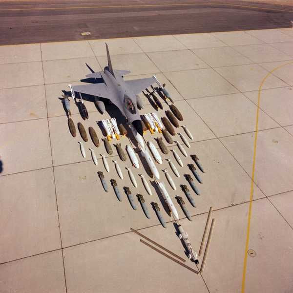 Tuỳ từng nhiệm vụ mà cấu hình vũ khí cơ bản của F-16 sẽ có phần khác biệt. Ví dụ với các nhiệm vụ không đối không, F-16 sẽ có tới... 6 kiểu cấu hình vũ khí khác nhau với việc mang theo được 2 tên lửa AIM-7 Sparrow hoặc 6 tên lửa AIM-9, AIM-120, AIRIS-T hoặc Python-5. Nguồn ảnh: Pinterest.