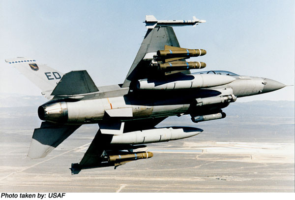 Ngoài ra, F-16 còn thực hiện tốt nhiệm vụ không đối hải với việc mang theo được từ 2 tên lửa đối hạm AGM-84 cho tới 4 tên lửa AGM-119 Penguin. Nguồn ảnh: USAF.