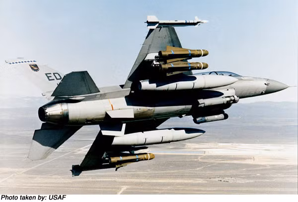 Ngoài ra, F-16 còn thực hiện tốt nhiệm vụ không đối hải với việc mang theo được từ 2 tên lửa đối hạm AGM-84 cho tới 4 tên lửa AGM-119 Penguin. Nguồn ảnh: USAF.