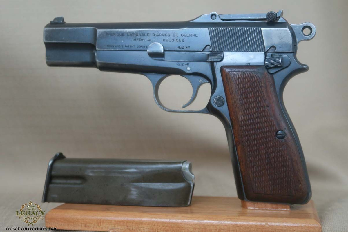 Một trong những loại vũ khí được cận vệ của ông Kim Jong-un ưa dùng là Browning Hi-Power - đây là mẫu súng ngắn bán tự động được Bỉ sản xuất từ năm 1935 và được cấp phát cho các thành viên của lực lượng đặc nhiệm, gần như chắc chắn sẽ có mặt tại Hà Nội vào cuối tháng này. Nguồn ảnh: Wiki.