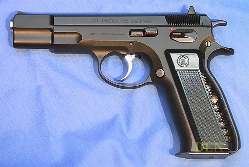 Về thiết kế cơ bản CZ 75 chỉ nặng hơn 1kg sử dụng đạn tiêu chuẩn 9×19mm và chỉ dài 203mm. CZ 75 được trang bị hộp tiếp đạn 16 với tầm bắn hiệu quả lên đến 25m. Nguồn ảnh: Guns.