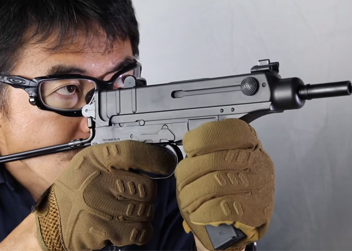 Có khả năng gập báng cực kỳ gọn gàng, tiểu liên Skorpion 61 có thể được đặc vụ Triều Tiên cất dấu ở bất cứ đâu thậm chí là dắt trong người ẩn sau lớp áo vest rộng họ hay mặc bên ngoài. Nguồn ảnh: Arm.