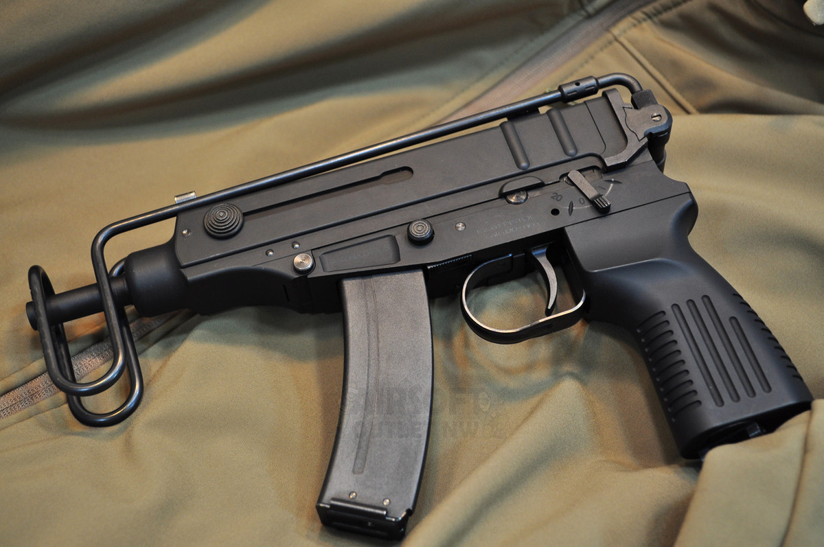 Ở vòng ngoài, Lực lượng cận vệ Triều Tiên có thể sẽ mang theo tiểu liên Skorpion 61 (Bọ cạp) do Tiệp Khắc thiết kế. Khẩu tiểu liên này đã ra đời từ năm 1961 và hiện đang được trang bị cho đặc nhiệm cũng như điệp viên Triều Tiên. Nguồn ảnh: Tweeter.