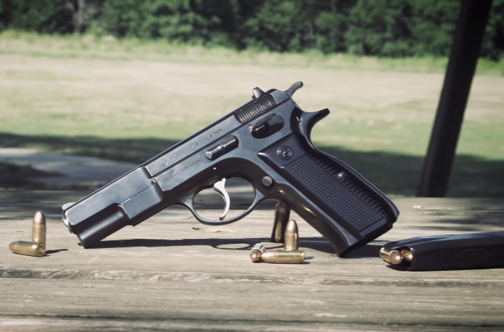 Một loại vũ khí khác cũng được đặc nhiệm và cận vệ Triề Tiên sử dụng rộng rãi là súng ngắn bán tự động CZ 75 do Czech sản xuất súng được giới thiệu lần đầu tiên vào năm 1975. Bản thân mẫu súng này cũng đã được Triều Tiên nội địa hóa với cái tên Baek Du San. Nguồn ảnh: Guns.