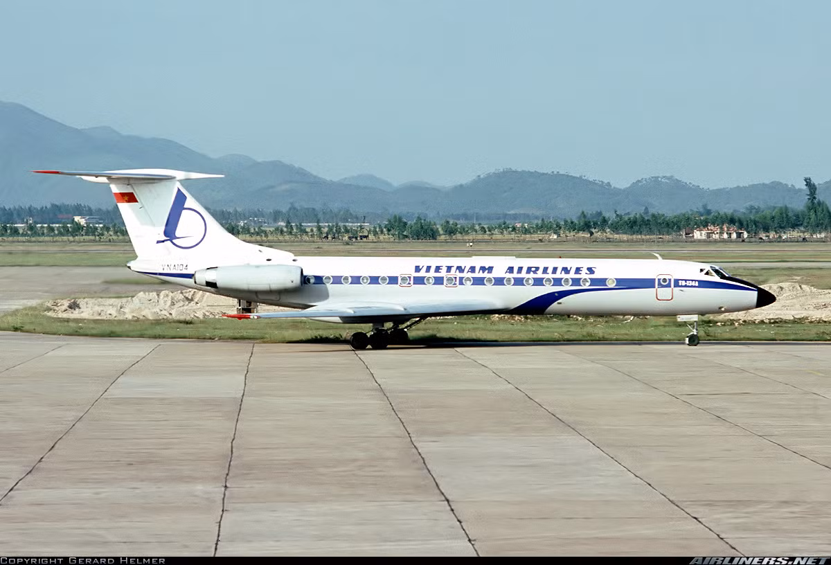 Ngoài Boeing 707, một loại máy bay dân dụng khác cũng được huy động cho nhiệm vụ chuyển quân đó là Tu-134 nhưng không thực hiện chuyển quân từ Tân Sơn Nhất ra Hà Nội mà là chuyển quân từ Phnom Penh về sân bay Tân Sơn Nhất. Nguồn ảnh: Airliners.