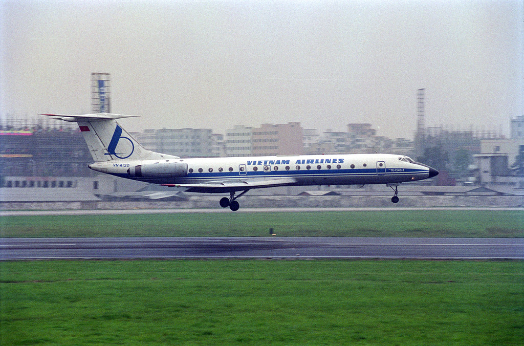 Trên lý thuyết thì Tu-134 có thể chở được 80 người, phi công của ta đã khéo léo tính toán, tháo bớt ghế và chở được tối đa tới 100 quân, thực hiện an toàn các chặng bay từ Phnom Penh về Tân Sơn Nhất để sau đó chuyển quân, đổi máy bay sẵn sàng được không vận tiếp ra Hà Nội. Nguồn ảnh: Airliners.