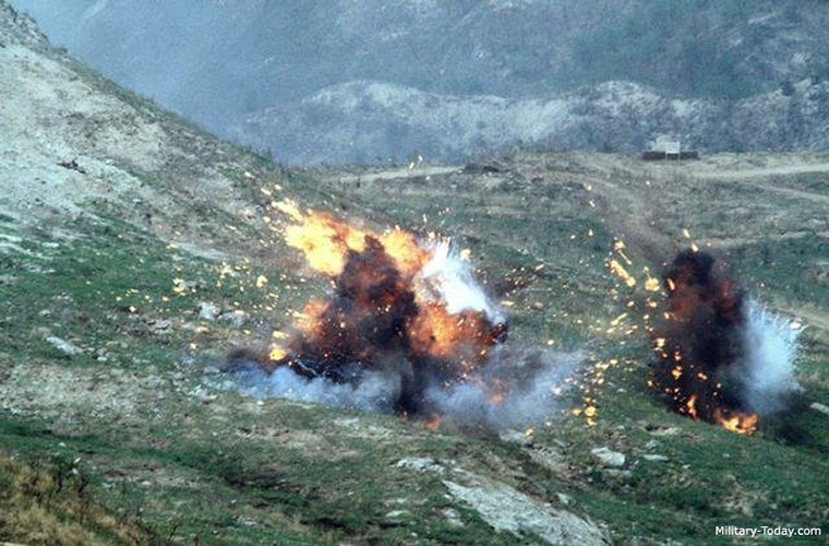 Đầu đạn nổ cháy cho phép súng phóng lựu M202 có khả năng tương thích với nhiều loại mục tiêu hơn mà vẫn có khả năng gây thiệt hại cho thiết giáp đối phương khi nó làm lớp vỏ thép của phương tiện thiết giáp bị nung nóng tới mức giãn nở. Nguồn ảnh: Defence.