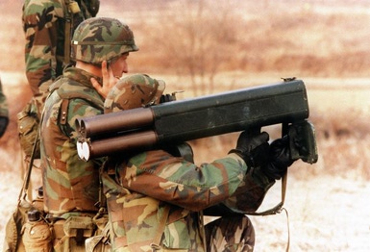 Tất nhiên là M202 FLASH chỉ có một nòng súng và một kính ngắm duy nhất, xạ thủ có thể sử dụng cụm điều khiển này để khai hỏa cả bốn phát bắn của M202. Nguồn ảnh: Military-today.