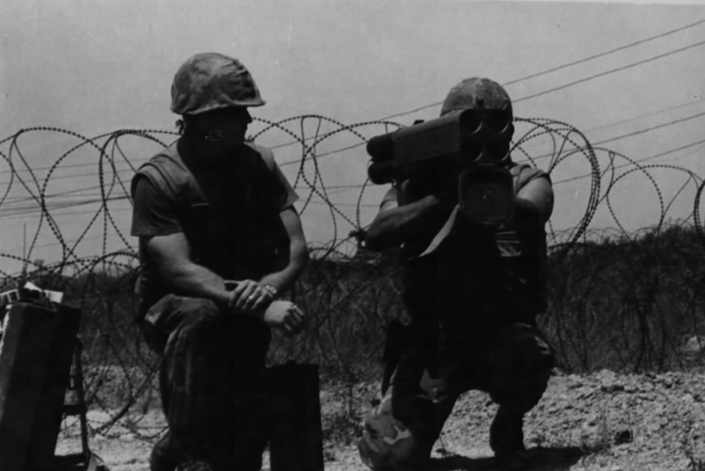 M202 ra đời để khắc phục một nhược điểm căn bản của M72, đó là khi xạ thủ bắn trượt khẩu M72, họ buộc phải lấy một khẩu M72 khác và lấy lại đường ngắm để... bắn lại. Nguồn ảnh: Military-today.