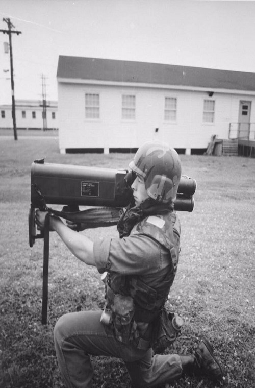 Với bốn nòng phóng lựu M202, về mặt lý thuyết có thể coi khả năng tiêu diệt mục tiêu của người lính đã được tăng lên gấp 4 lần khi xạ thủ có tới bốn cơ hội khai hỏa vào cùng một mục tiêu mà không cần phải đổi súng hay nạp đạn. Nguồn ảnh: Tube.