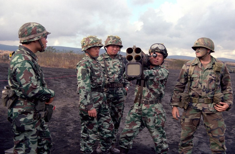 Điểm yếu của loại hỏa lực này đó là nó quá cồng kềnh, nặng tới hơn 12 kg và nếu người lính vác theo M202 thì chắc chắn anh ta sẽ không thể mang theo mình được bất cứ loại vũ khí nào khác. Nguồn ảnh: Military-today.