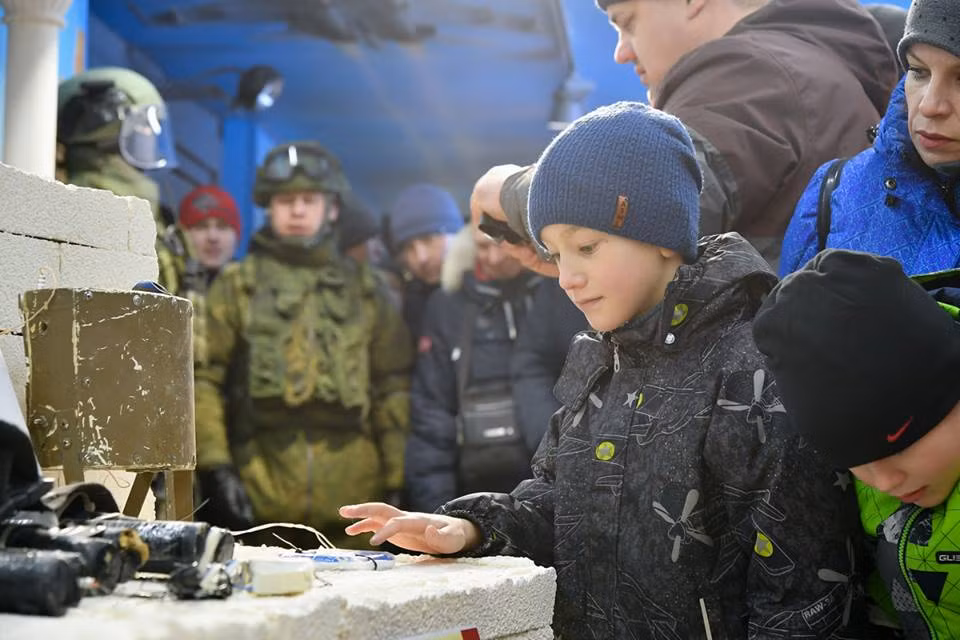 Tại mỗi điểm đến, đoàn tàu sẽ dừng tại ga chính và đón khách thăm quan trong một thời gian trước khi tiếp tục hành trình. Nguồn ảnh: Russian Defence.