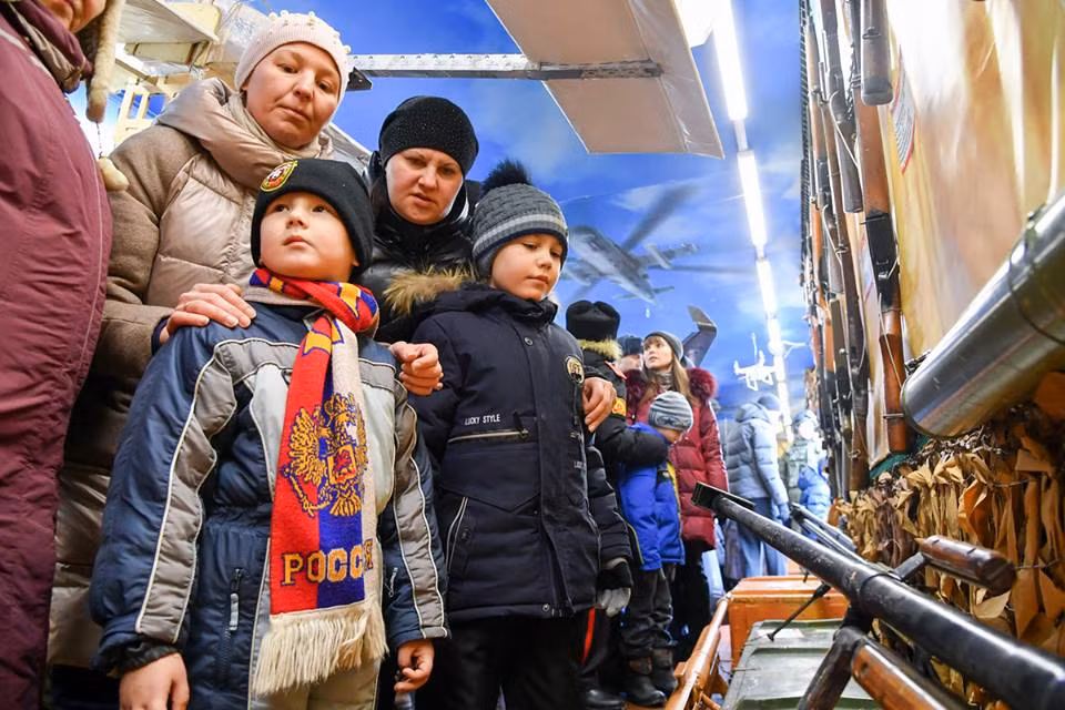 Rất nhiều em nhỏ cũng được cha mẹ đưa tới viện bảo tàng độc đáo này. Nguồn ảnh: Russian Defence.