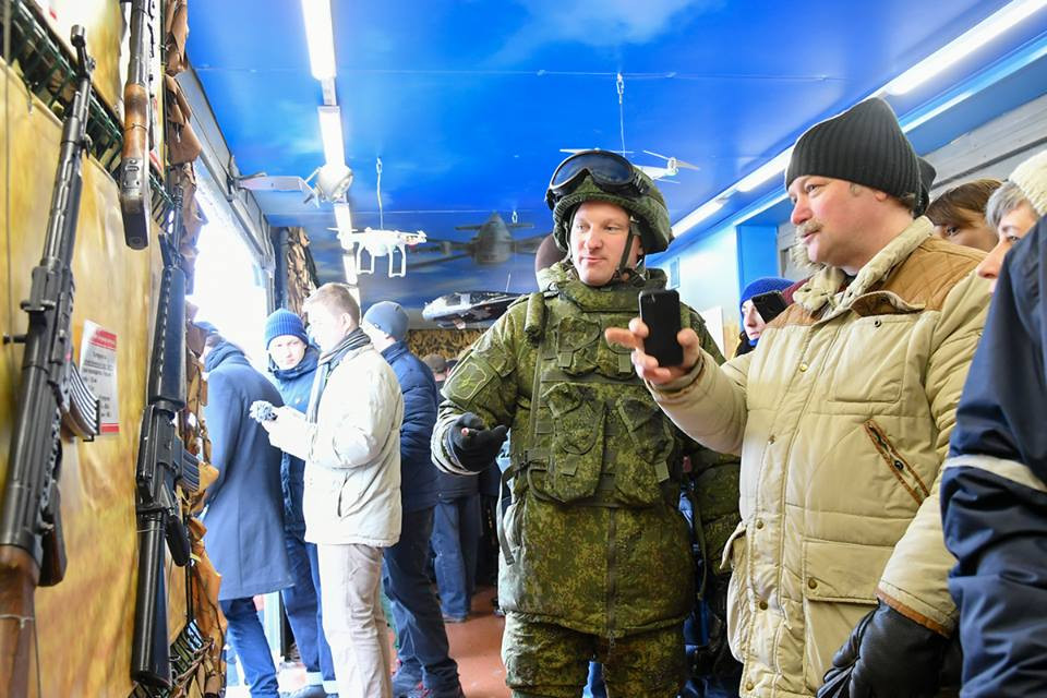 Các loại vũ khí được trưng bày thu hút rất nhiều sự quan tâm của khách tham quan. Binh lính Nga thậm chí còn giải đáp mọi thắc mắc của khách tham quan về tình hình chiến sự ở Syria. Nguồn ảnh: Russian Defence.