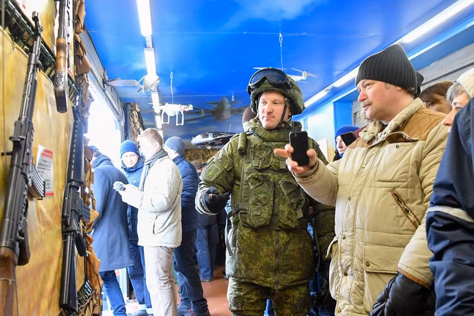 Các loại vũ khí được trưng bày thu hút rất nhiều sự quan tâm của khách tham quan. Binh lính Nga thậm chí còn giải đáp mọi thắc mắc của khách tham quan về tình hình chiến sự ở Syria. Nguồn ảnh: Russian Defence.