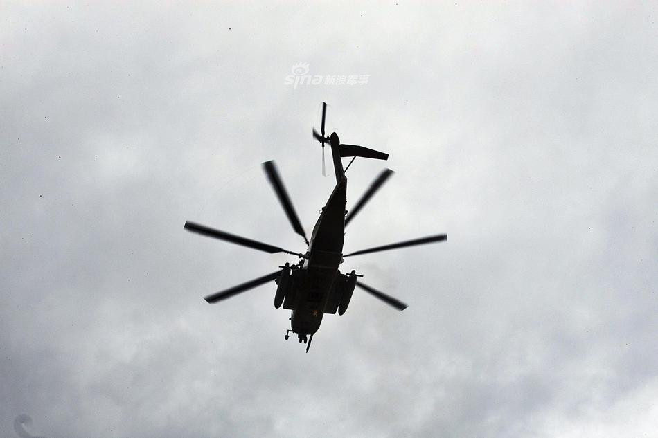 Tốc độ tối đa của trực thăng này chỉ vào khoảng 278 km/h kèm theo đó là tốc độ hành trình 222 km/h. Tầm bay tối đa không tải của CH-53E là 1800 km trong khi đó tầm bay khi đầy tải của nó chỉ vào khoảng 333 km. Trần bay của loại trực thăng này lên tới 5600 mét. Nguồn ảnh: Sina.