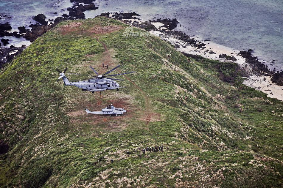 Với tổng cộng 3 động cơ GE T64, trực thăng CH-53E có công suất đầu ra tổng cộng lên tới 13000 mã lực cho phép nó cất cánh được với trọng lượng tối đa lên tới 33.300 kg. Nguồn ảnh: Sina.